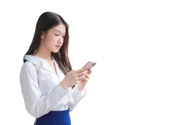 Junge Asiatische Schöne Geschäftsfrau Steht Während Sie Ihr Smartphone Benutzt — Stockfoto