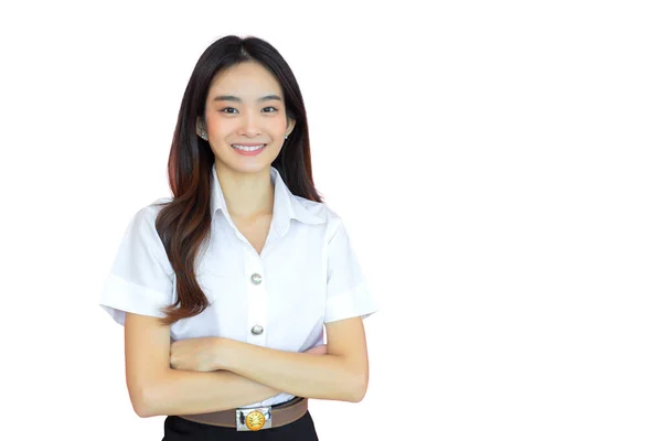 在大学学习的泰国成人学生的肖像 身穿制服的美丽的亚洲女青年面带微笑 双臂交叉 自信地与白色背景隔离 — 图库照片