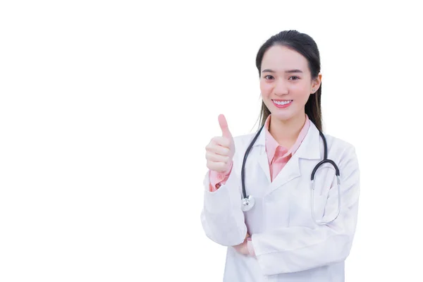 身穿医疗外套的专业年轻亚洲女医生在与白人背景隔离的医疗理念中表现出了健康保护理念的良好标志 — 图库照片