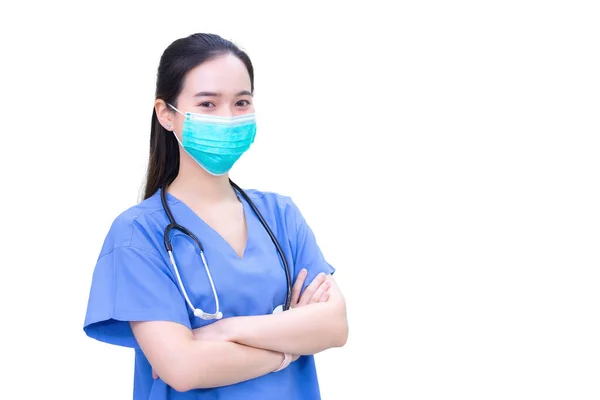 专业的亚洲医生身穿带有听诊器和医疗面罩的医疗外套 以保护呼吸道系统不受白色背景下新的正常病原感染 — 图库照片