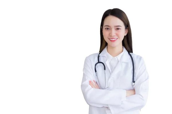 身穿白袍和听诊器的亚洲职业女性医生高兴地站在那里 双手交叉 面带微笑 与白色背景隔离 — 图库照片