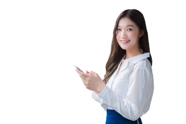 Asiatische Business Schöne Frau Steht Während Sie Ihr Smartphone Verwendet — Stockfoto