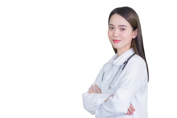 アジアのプロの女性医師腕を組んで立っていた 白い背景に隔離された白い衣と聴診器を身に着けて — ストック写真