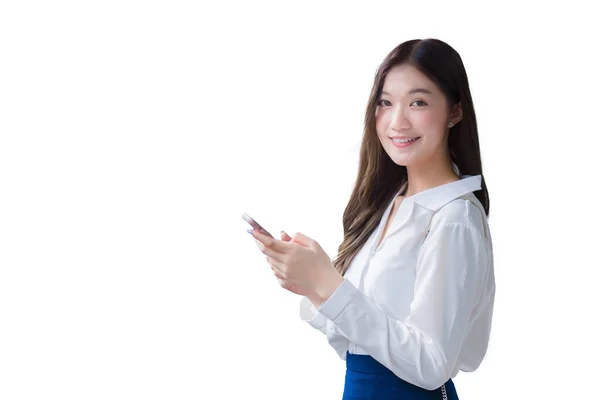 Professionelle Schöne Asiatische Geschäftsfrau Steht Während Sie Ihr Smartphone Benutzt — Stockfoto