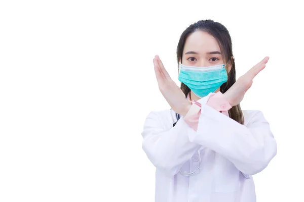 専門のアジアの女性医師は 白い背景に隔離された停止標識停止マークで交差腕を示しながら 医療面マスクを身に着けています — ストック写真