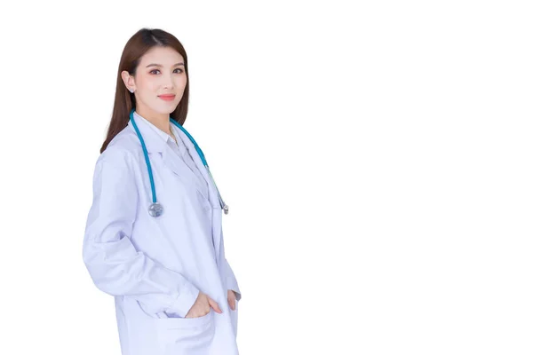 白いローブと聴診器を身に着けている病院でポケットに幸せと笑顔で手で立っているプロのアジアの女性医師 白の背景に隔離された新しい通常と医療の概念 — ストック写真