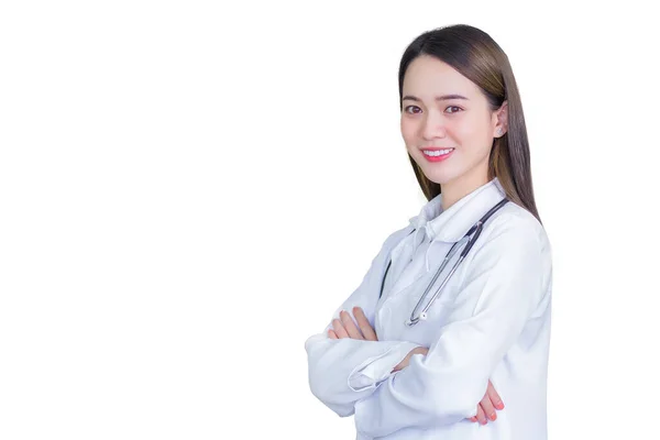 专业漂亮的年轻女医生站在那里 双手交叉地微笑着 看着相机 身穿白色长袍和听诊器 背景是白色的 — 图库照片