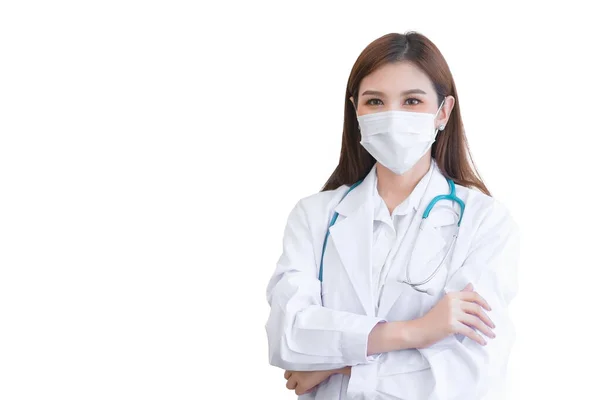 专业的年轻亚洲女医生戴着口罩 双手交叉式白袍和听诊器站在医院进行检查 这些检查是在白底隔离的情况下进行的 — 图库照片