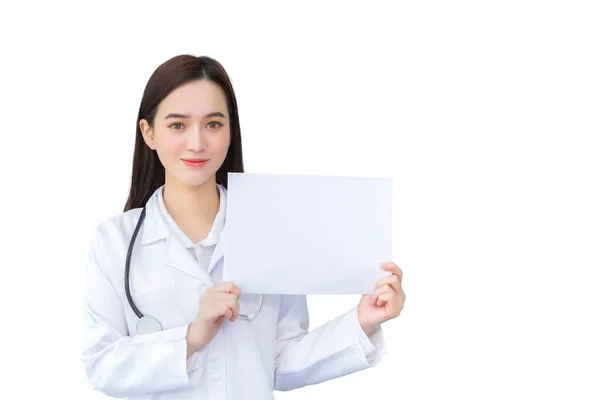 白い背景に隔離された医療概念に何かを提示するために医療コートを保持し 白い紙を示していますプロの若いアジアの女性医師 — ストック写真