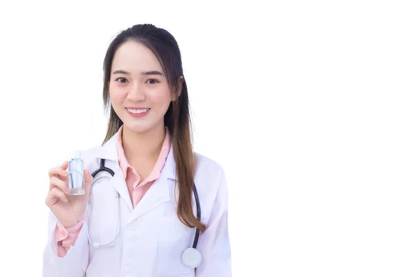 コロナウイルス保護の概念 Covid19感染に対する予防措置 プロの若いアジアの女性医師は手が白の背景に隔離されたアルコールスプレーを使用しています — ストック写真