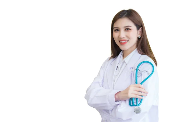 年轻的亚洲专业女医生 手挽手 高兴地站在一起 头戴白色长袍 头戴听诊器 面带微笑地站在医院里 被隔离在白色背景之下 — 图库照片