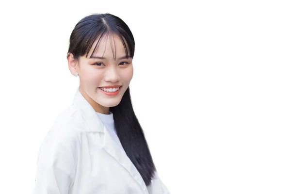 白いシャツを着た若いビジネスアジア人の働く女性は 白い背景で隔離されたオフィスへ向かう途中で幸せそうに微笑む — ストック写真