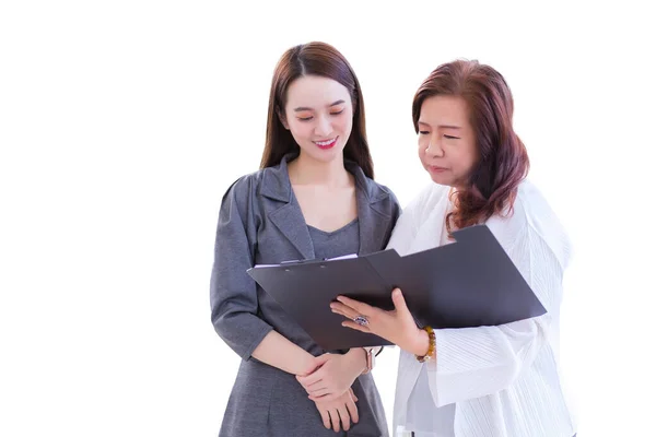 Junge Asiatische Geschäftsfrau Steht Und Spricht Mit Leitenden Managern Sich — Stockfoto
