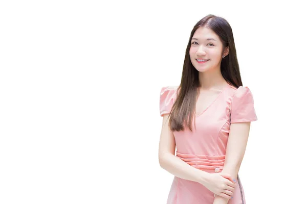 長い髪の若いアジアのプロのビジネス女性は笑顔ながら 彼女の手でタブレットを見て白い背景に隔離 — ストック写真