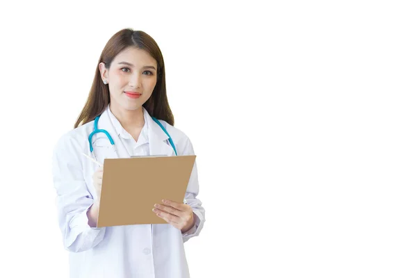 年轻的亚洲专业女医生检查病人的报告文件 以计划下一步的治疗 她一边在白色背景下独立工作 一边看着手中的相机和剪贴板 — 图库照片