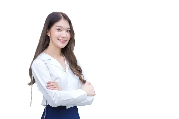 Asyalı Kadını Beyaz Gömlek Giyiyor Kollarını Kavuşturup Gülümsüyor Beyaz Arka — Stok fotoğraf