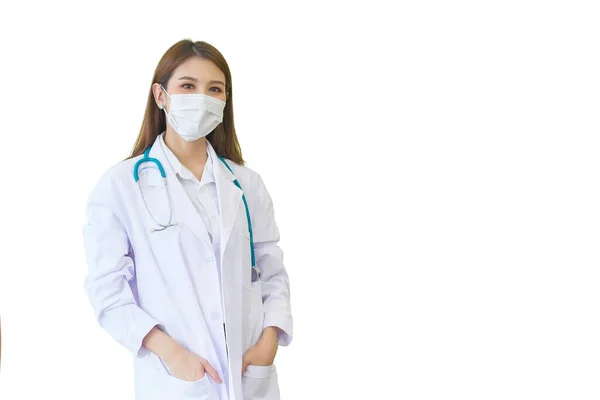 白い背景に隔離されたマスクと聴診器を身に着けている白いローブを身に着けているスリで立っているプロの若いアジアの女性医師 コロナウイルスの保護は病気や健康の概念を防ぐ — ストック写真