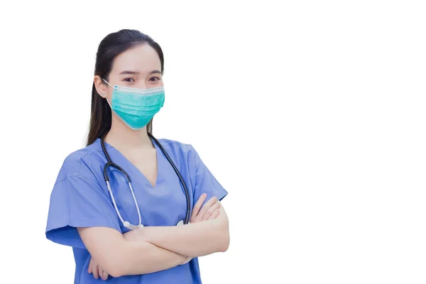 プロの若いアジアの女性医師は自信を持って笑みを浮かべて立っている間 医療青の制服を着て 健康保護の概念に白い背景に隔離された何かを提示する彼女の手を示しています — ストック写真