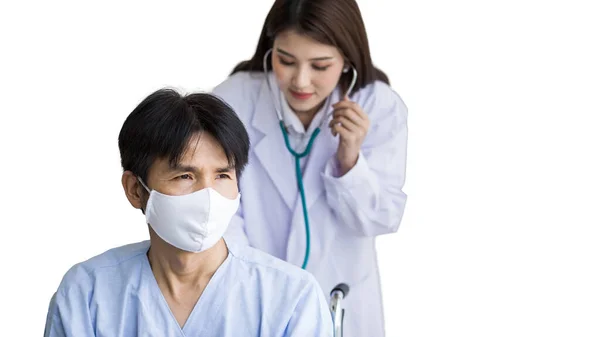 コロナウイルス保護の概念 アジアの女性医師は 白い背景に隔離されたままホスピタで車椅子に座りながら顔のマスクをした男性患者の肺のリズムをチェックするために聴診器を使用します — ストック写真