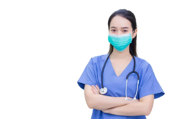 专业的年轻亚洲女医生 她有一头黑色长发 戴着医用面罩 身穿听诊器和蓝色实验室外套 身穿制服 手臂交叉 同时与白色背景隔离 — 图库照片