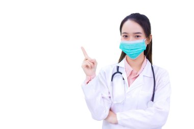 Profesyonel genç Asyalı kadın doktor beyaz arka planda el izi gösteriyor ve beyaz arka planda izole edilirken sağlık hizmetleri konseptinde tıbbi yüz maskesi ve yüz maskesi takıyor..