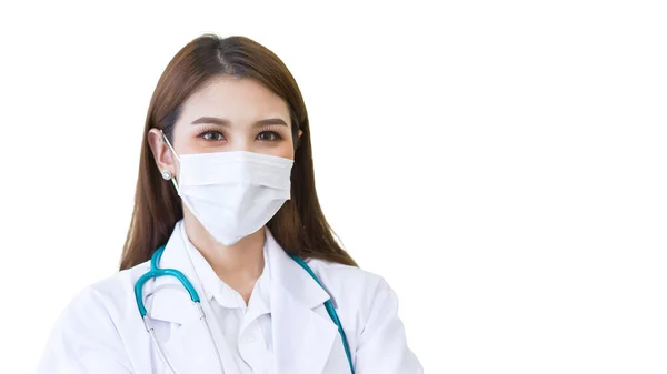 アジアの女性医師はマスクと聴診器を身に着けて白いローブを着て立っていた 健康管理汚染Pm2 5白背景に隔離されながら新しい正常およびコロナウイルス保護の概念 — ストック写真