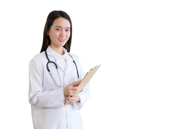 在医院工作的年轻的亚洲专业女医生 她穿着白色长袍和听诊器 手里拿着剪贴板 背景是白色的 — 图库照片
