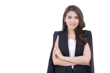 Tıbbi ceket giyen ve maske takan Asyalı profesyonel kadın doktor hastanedeki sağlık koruma kavramının iyiye işaret olduğunu gösteriyor.