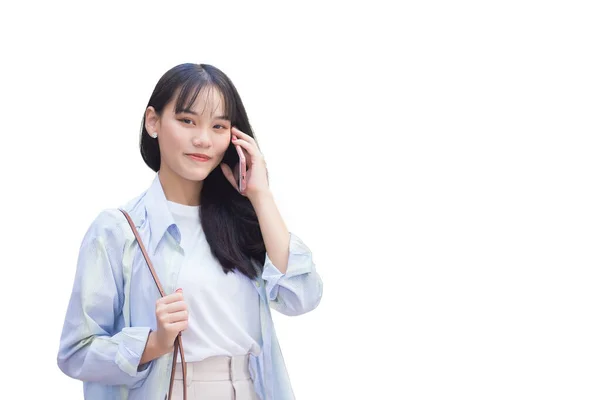 白いシャツとバッグを身に着けている若いアジアの女性を自信を持って笑顔彼女は白い背景に隔離されながら仕事に通勤しながら 彼女はスマートフォンでお客様と電話で話を開催します — ストック写真
