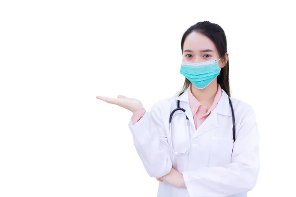 専門のアジアの女性医師は 健康管理の概念でコロナウイルスCovid 19または病原体を保護するために医療面マスクと顔シールドを身に着けており 白の背景に隔離されている間に手を挙げています — ストック写真
