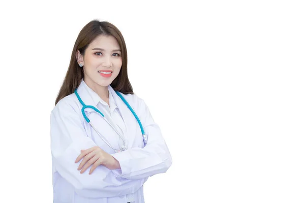 专业的亚洲女医生 她身穿听诊器和白色的实验室外套 身穿制服 手臂交叉在医院的办公室里 同时被白色背景隔离 — 图库照片