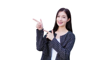 Uzun saçlı, siyah elbiseli, dişlerinde diş telleri olan Asyalı genç bir iş kadınının portresi beyaz arka planda izole edilmiş bir şekilde kendine güvenen bir şeyi göstermek için elini işaret ediyor..