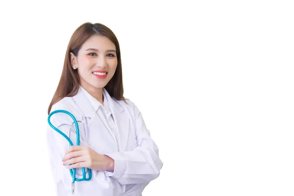 年轻的亚洲专业女医生抱着胳膊高高兴兴地站在医院里 穿着白色长袍和听诊器 在白色背景下隔离 — 图库照片