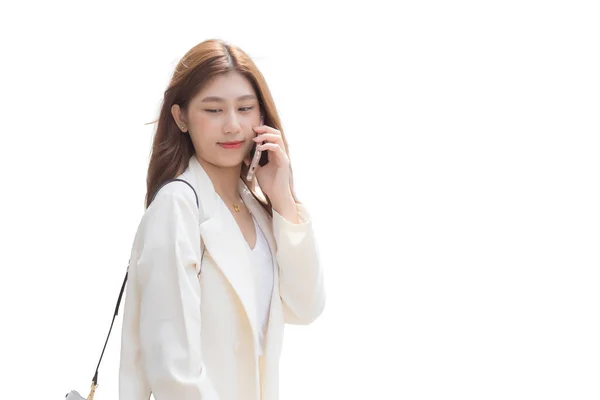 Joven Mujer Negocios Asiática Traje Blanco Sonríe Sostiene Teléfono Inteligente —  Fotos de Stock