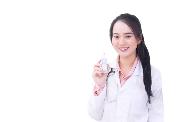 Professionell Asiatisk Ung Leende Kvinnlig Läkare Står Hålla Spray Alkohol — Stockfoto