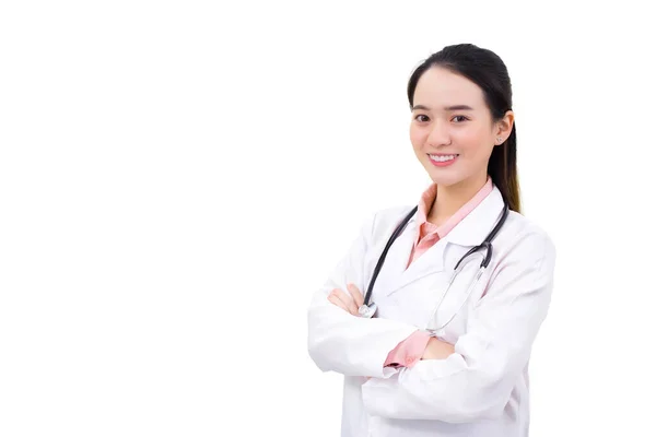 身穿白色长袍 手挽手站在医院诊疗室里 身穿听诊器的年轻亚洲专业女医生高兴地微笑着 却被白色背景隔离了 — 图库照片