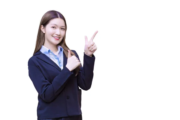長い髪をしているプロのアジアの働く女性は 白い背景に何かを提示するためにポイントを表示しながら 青いシャツと黒の正式なスーツを身に着けています — ストック写真