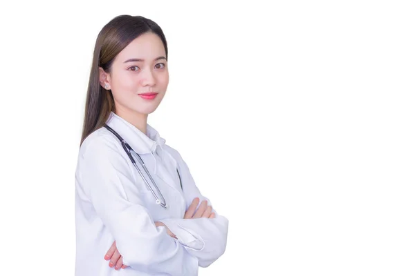 腕で立っている若いプロのアジアの女性医師 ホワイトローブを着用し ホワイトバックグラウンドで隔離しながら病院の検査室でステスコープを着用 — ストック写真