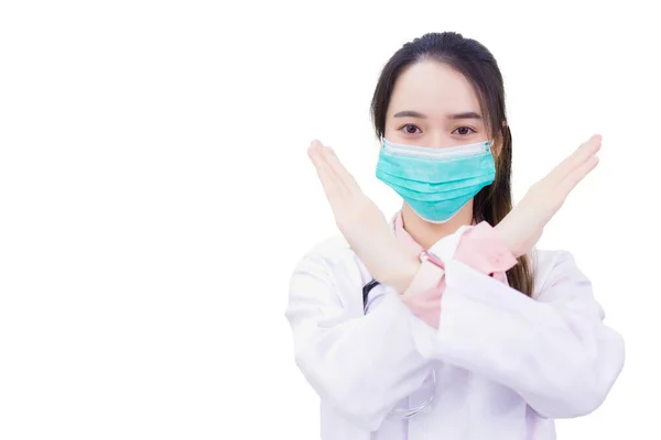 白いローブとスタティスコープを身に着けているプロの若いアジアの女性医師は ホワイトバックグラウンドで隔離しながら停止サイン 停止マーク で手を示しながら 医療マスクを着用します — ストック写真