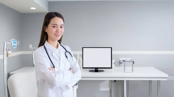 身穿白色长袍 手挽手站在医院诊疗室里开心地笑着的亚洲女医生 — 图库照片