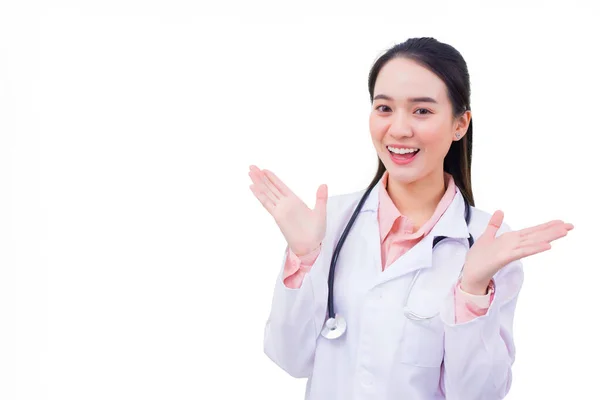 Junge Professionelle Asiatische Ärztin Lächelt Fröhlich Und Zeigt Gesten Einem — Stockfoto