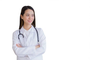 Beyaz bornoz ve steteskop giymiş Asyalı profesyonel bayan doktor hastanede kollarını kavuşturmuş çalışırken beyaz arka planda tek başına çalışıyor..