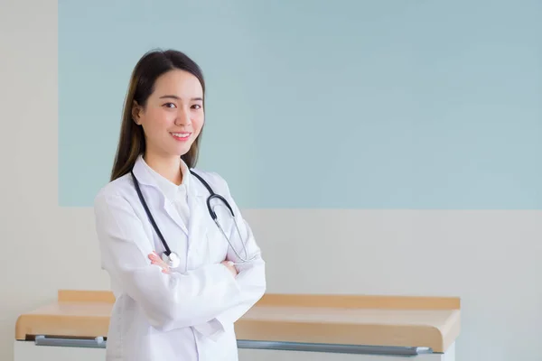 Asijské Profesionální Mladá Žena Lékař Stojící Sobě Bílé Roucho Stetoskop — Stock fotografie