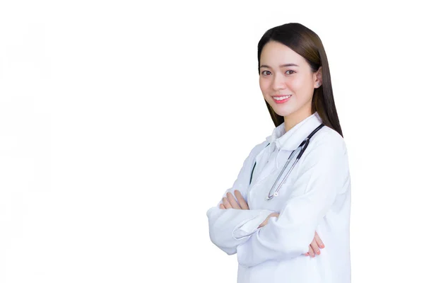 Azji Profesjonalny Młody Lekarz Stoi Białym Szlafroku Stetoskop Ramionami Skrzyżowane — Zdjęcie stockowe