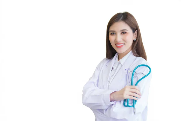 白いローブと腕で立っているプロの若いアジアの女性医師は ホワイトバックグラウンドで隔離しながら 健康コンセプトの病院の検査室で幸せで笑顔を交差しました — ストック写真