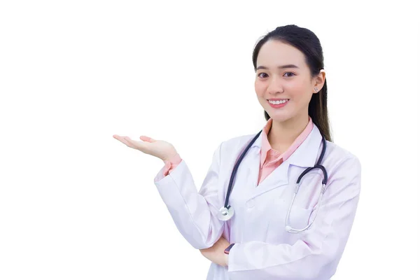 在医院里 年轻的亚洲专业女医生一边在医院里展示自己的工作经验 一边在白种人的背景下独立工作 — 图库照片