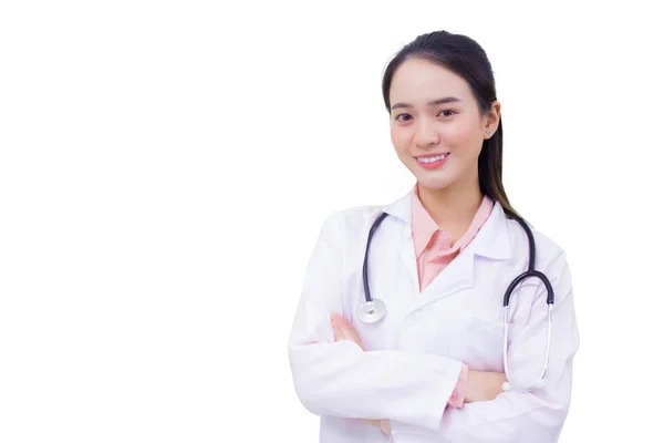 Profesjonalna Młoda Azjatka Lekarz Noszenie Białej Szaty Stojącej Ramionami Skrzyżowane — Zdjęcie stockowe
