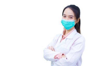 Hastanede beyaz laboratuvar önlüğü ve steteskop giymiş Asyalı profesyonel bayan doktor. beyaz arkaplanda izole bir şekilde çalışırken.