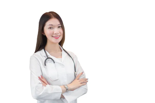 年轻的亚洲职业女性医生站在医院的办公室里 双手挽着手 面带微笑地站在那里 在白种人的背景下独立工作 穿著白袍和听诊器 — 图库照片