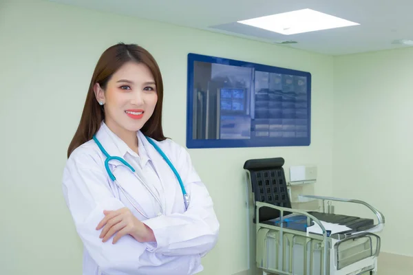 Profissional Jovem Asiático Médico Mulher Vestindo Roupão Branco Com Braços — Fotografia de Stock